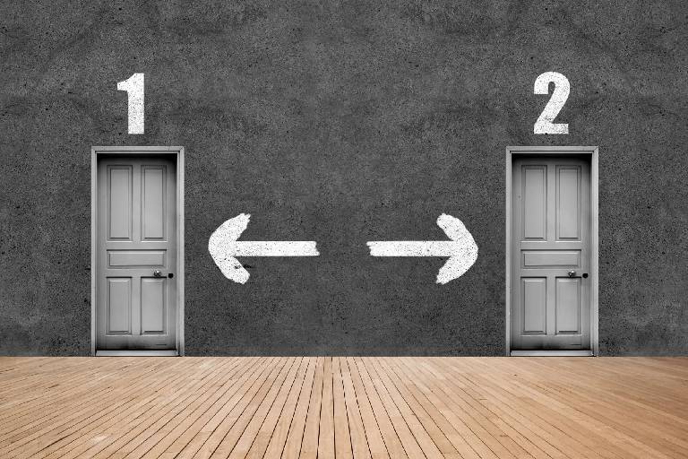 Two doors labeled 1 and 2 with arrows pointing to each other on a gray wall.